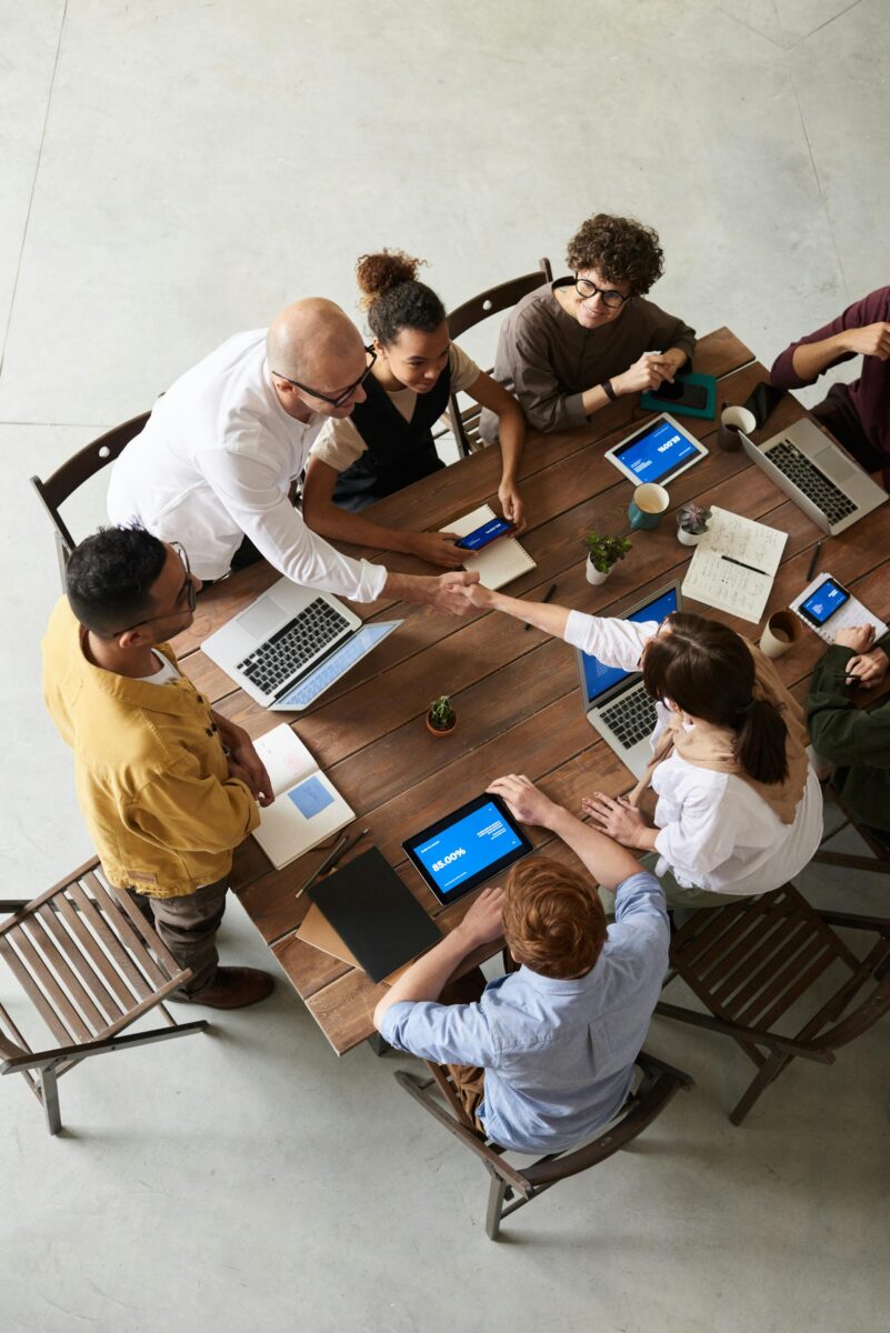 equipe autour dune table - dubault biri & associés